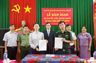 Bàn giao 5 thuyền viên người nước ngoài bị nạn trên biển