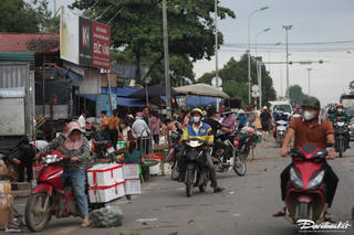 Hà Nội: Chợ cóc lấn lòng đường gần cầu Mai Lĩnh, gây mất an toàn giao thông