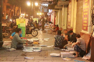 Theo chân những người không ngủ, ngày đêm phát hành 'con chữ'