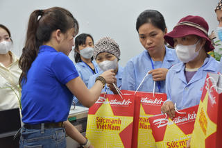 Trao yêu thương đến những bệnh nhân ung thư tại Bệnh viện K Tân Triều
