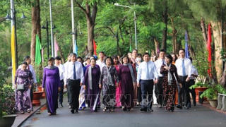 Dâng hương tưởng nhớ các Anh hùng liệt sĩ tại Côn Đảo