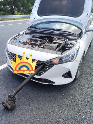 Kinh hoàng thanh sắt đâm xuyên vào ô tô đang đi trên cao tốc