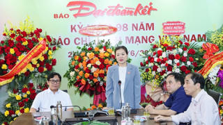 Phó Chủ tịch Trương Thị Ngọc Ánh chúc mừng báo Đại Đoàn Kết