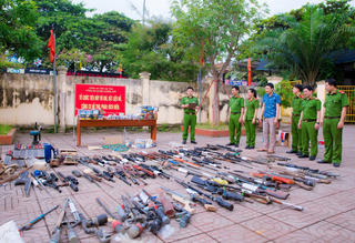 Người dân tự nguyện giao nộp hàng trăm loại vũ khí, vật liệu nổ