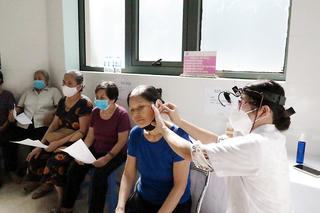 Gánh nặng y tế khi tốc độ già hóa dân số tăng nhanh