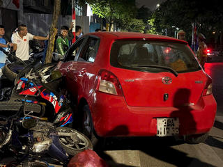 Ô tô gây tai nạn liên hoàn ở Hà Nội