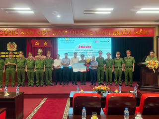 Hà Nội: Bàn giao xe ô tô tải chuyên dụng cho Công an huyện Sóc Sơn 