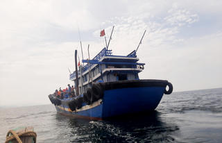 Bắt giữ 2 tàu cá 'khủng' đánh bắt trái phép trên vùng biển Hà Tĩnh