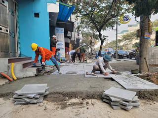 Hà Nội: Chủ kinh doanh bị ảnh hưởng vì vỉa hè được "làm mới" dịp cuối năm