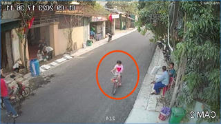 Đi lạc hơn 50 km, bé gái kiệt sức vì đói nhưng may gắn gặp được Công an