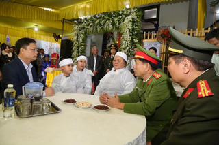 Hàng xóm đau buồn viếng thăm chiến sĩ Công an phường hy sinh khi làm nhiệm vụ