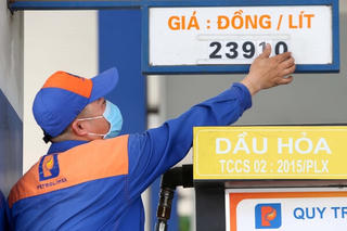 Tin giả về giá xăng chót vót