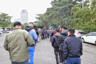 Cắt cử người thân đi xếp hàng nhận phiếu hẹn đăng kiểm