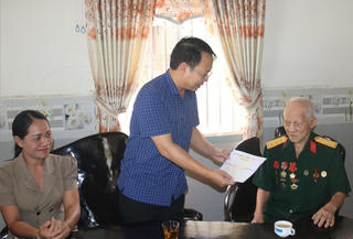 Đắk Lắk: Thăm, tặng quà thân nhân liệt sĩ, các chiến sĩ Điện Biên