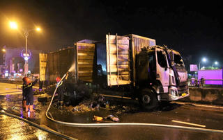 Quảng Ngãi: Xe tải chở hàng hóa bốc cháy trên quốc lộ 1A