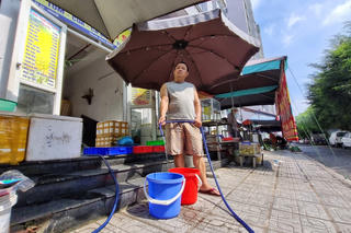 Khốn khổ vì thiếu nước sạch, người dân khu đô thị Thanh Hà mua xô chậu đựng nước
