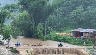 Mưa lớn ở phía bắc tỉnh Thái Nguyên gây lũ lụt, sạt lở đất