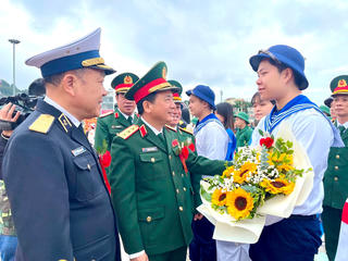 Tân binh vùng Mỏ lên đường nhập ngũ