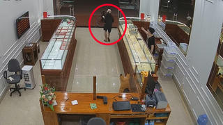 Khởi tố thiếu niên 16 tuổi đi cướp tiệm vàng 