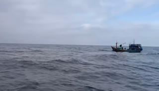 Quảng Ngãi: Tàu cá bị chìm trên biển, 11 ngư dân được cứu vớt an toàn