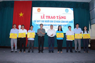 Hậu Giang: Tặng thẻ bảo hiểm y tế cho người dân có hoàn cảnh khó khăn