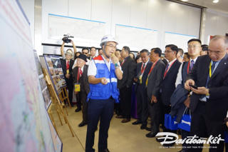 Nhiều kiều bào bất ngờ khi trải nghiệm đường sắt đô thị tại TP HCM