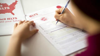 Số điểm tổ chức thi IELTS giảm mạnh, thí sinh lo lắng khó đăng ký dự thi