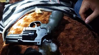 An Giang: Giấu súng trong thú nhồi bông nhưng không qua mắt được công an