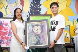 Mua tranh của trẻ tự kỷ: Cầu thủ Văn Toàn chung tay nối dài ước mơ của các em