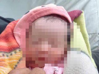 Phát hiện bé gái sơ sinh nặng 2,2kg bị bỏ rơi bên đường