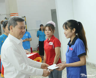 Chánh án Tòa án Nhân dân Tối cao Lê Minh Trí thăm, tặng quà Tết người lao động tại tỉnh Bình Phước