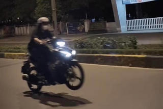 Quảng Trị: ‘Bốc đầu’ xe mô tô, nữ sinh viên bị lập biên bản vi phạm hành chính