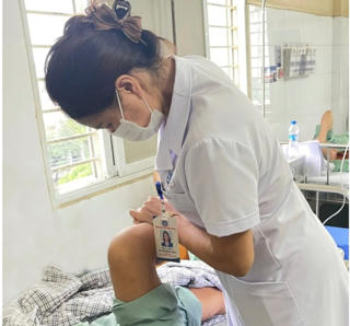 Dùng bóng cười 3 ngày liên tục, nữ sinh bị liệt 2 chân