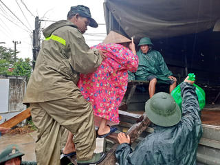 Quảng Nam, Quảng Ngãi khẩn trương sơ tán dân phòng chống bão số 4