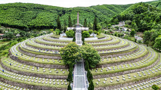 Viếng thăm nơi yên nghỉ của những liệt sĩ làm nhiệm vụ quốc tế