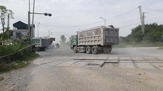 Hà Nam:  Người dân Hồng Sơn 'khổ sở' vì sống trong cảnh bụi bặm, xe tải hoành hành