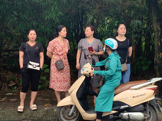 Phụ huynh sốt ruột chờ con thi vào lớp 10