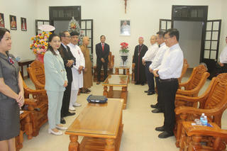 Lãnh đạo Mặt trận tỉnh Khánh Hòa thăm và tặng quà chúc mừng Giáng sinh các cơ sở tôn giáo