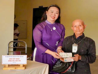 Cụ ông 84 tuổi bán vé số ủng hộ 1 triệu đồng hỗ trợ người dân khắc phục bão lũ