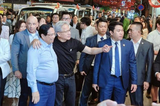 Thủ tướng Phạm Minh Chính cùng CEO NVIDIA dạo phố cổ Hà Nội và uống bia