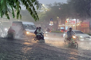 Nhiều khu vực trên cả nước có mưa dông, cảnh báo lốc, sét và mưa đá