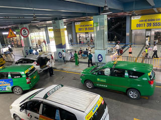 Taxi lao đao vì nhiều loại phí mới