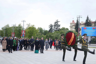 Tổng Bí thư Tô Lâm đặt hoa tại Tượng đài Chiến thắng ở thủ đô của Belarus