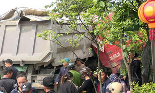 Quảng Bình: Tai nạn liên hoàn giữa 3 xê ô tô khiến 8 người bị thương