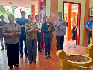 Phó Chủ tịch Trương Thị Ngọc Ánh dâng hương tại Đền thờ cụ Huỳnh Tấn Phát