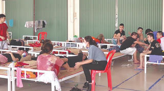 Vỡ mộng ‘việc nhẹ lương cao’