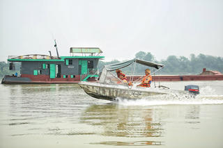 Cảnh sát giao thông đường thủy kiểm tra tàu thuyền trước mùa mưa bão