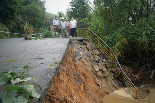 Quảng Ngãi: Đề nghị công bố tình huống khẩn cấp về thiên tai do mưa lũ gây sạt lở