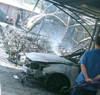 Nhiều xe chở khách du lịch ở chùa Hương Tích cháy rụi