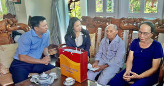 Mặt trận tỉnh Bình Định thăm, tặng quà cán bộ, chiến sĩ, đồng bào và học sinh tiêu biểu tập kết ra miền Bắc